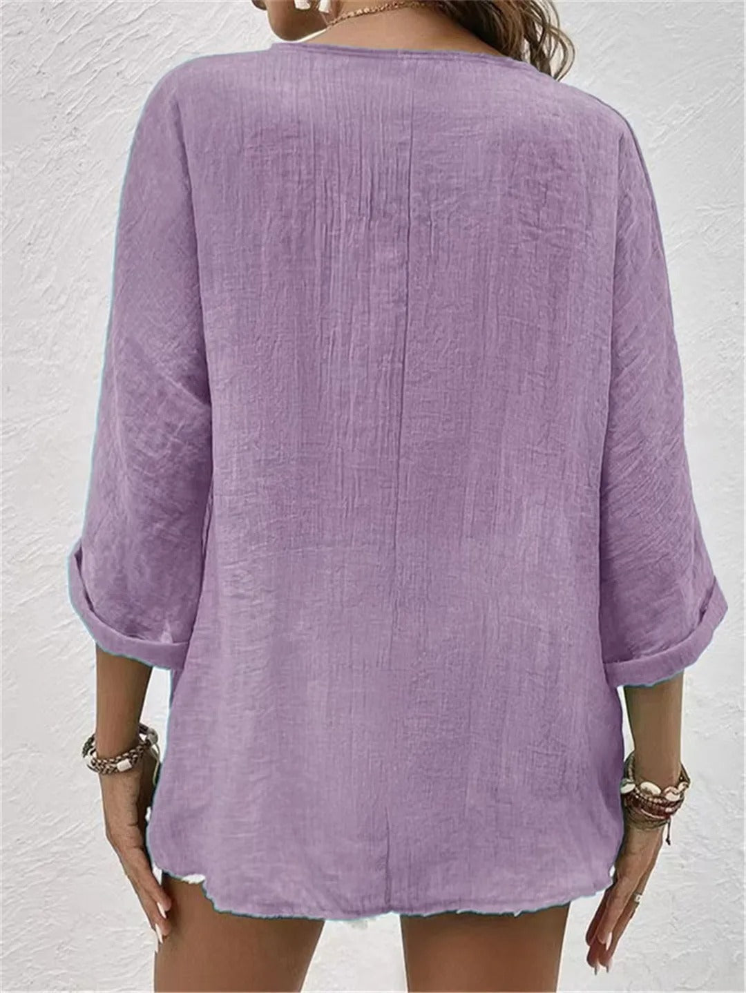Liva – Bluse med V-hals og knapper