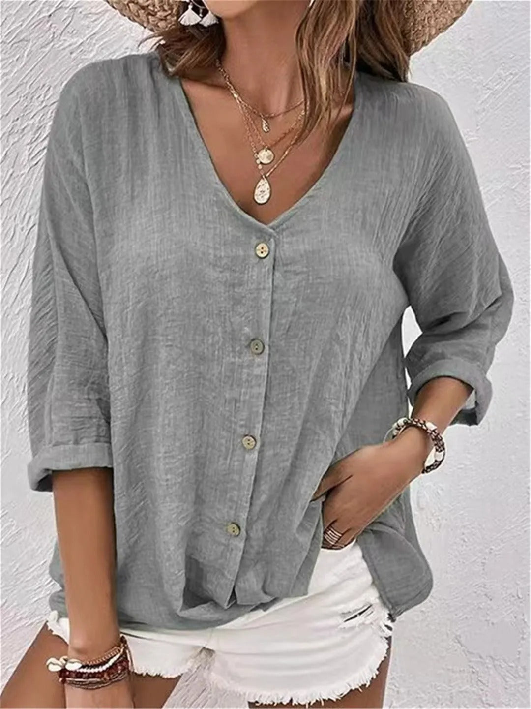 Liva – Bluse med V-hals og knapper