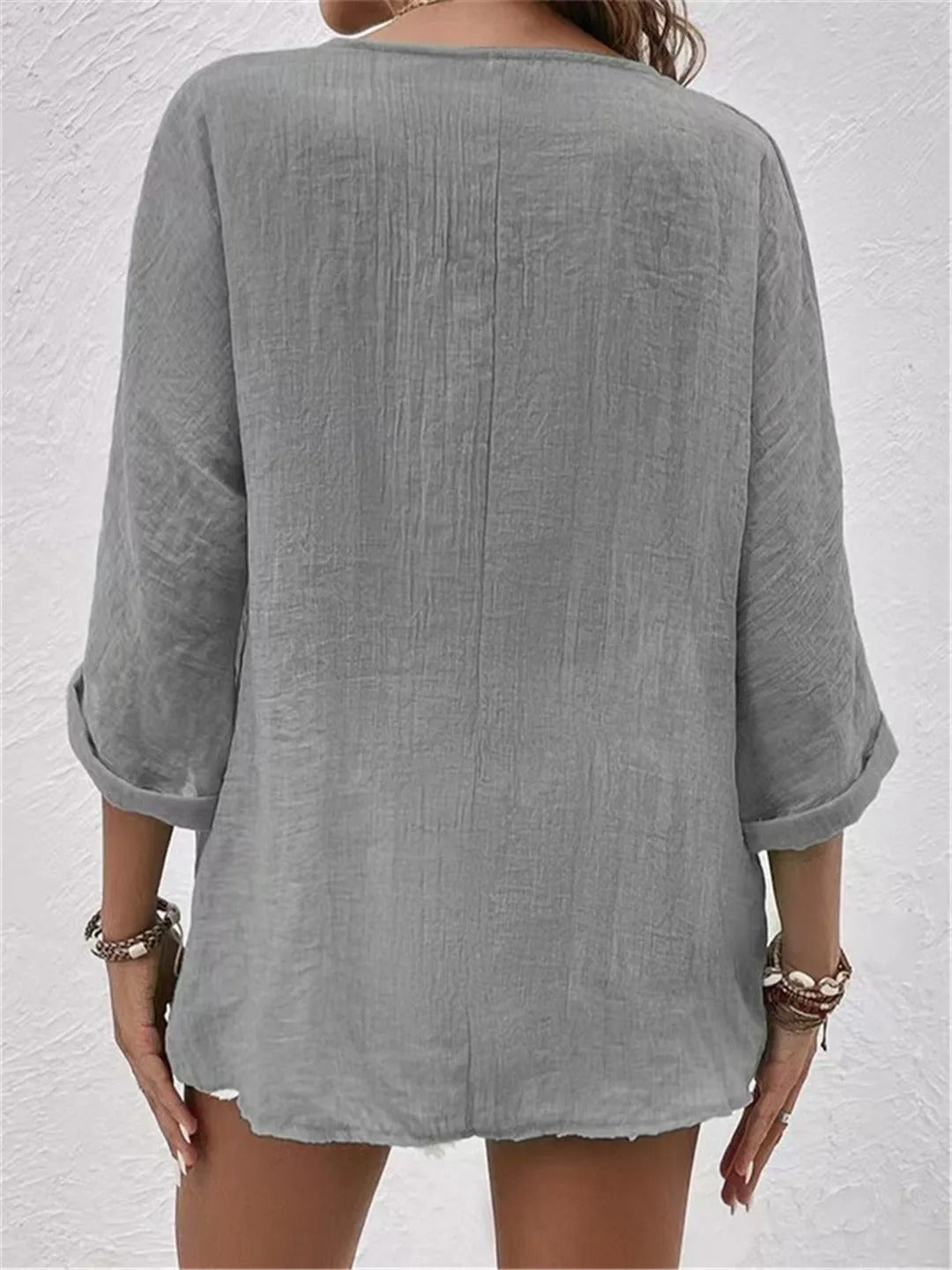 Liva – Bluse med V-hals og knapper