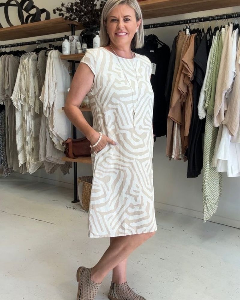 Nelia – Kjole med rund hals og mønster