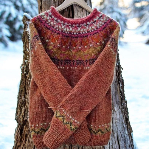 Rosa – Varm sweater med rundstrikket skuldermønster