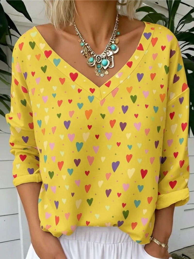Clara – Bluse med V-hals og hjerteprint