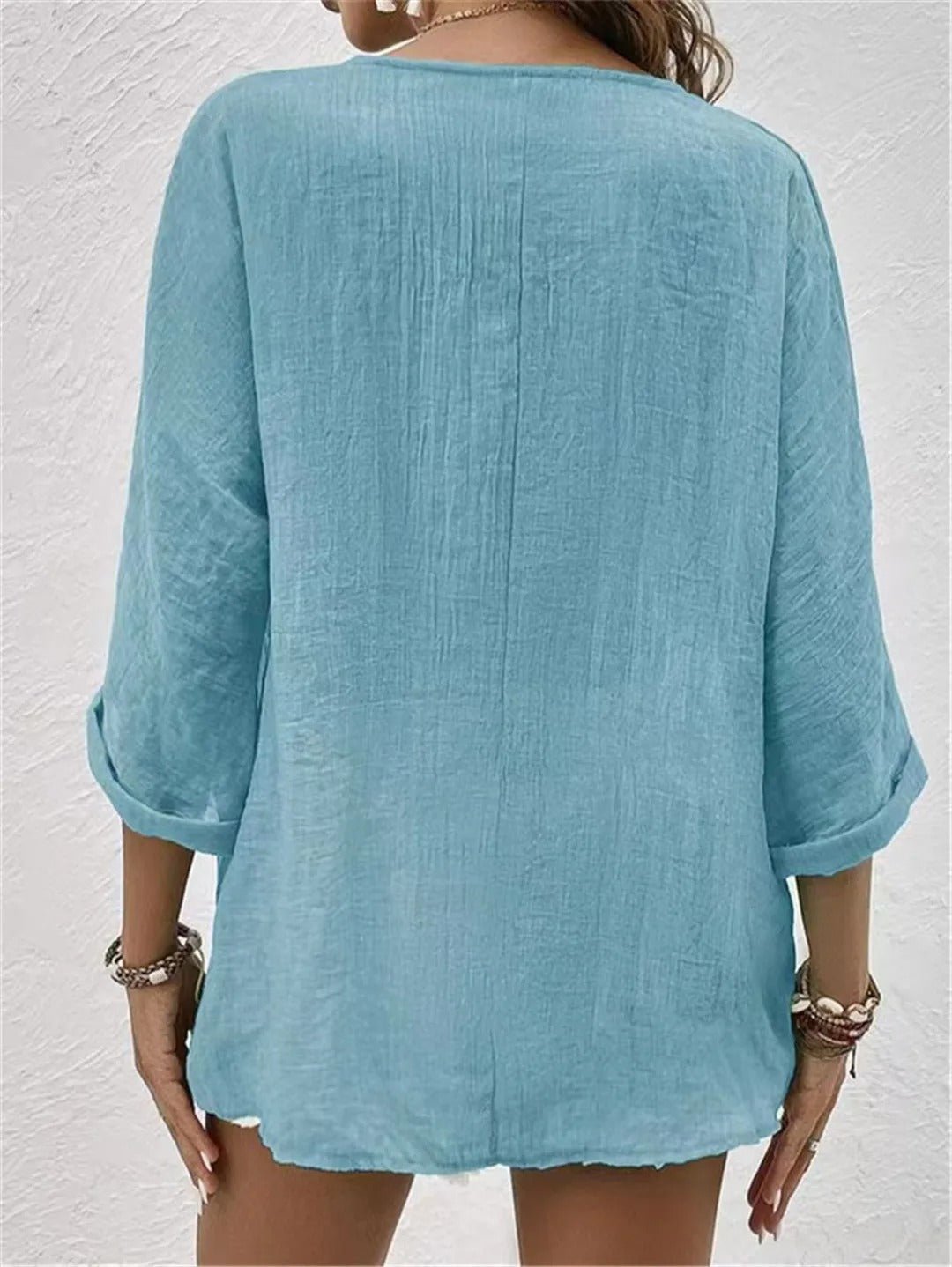 Liva – Bluse med V-hals og knapper