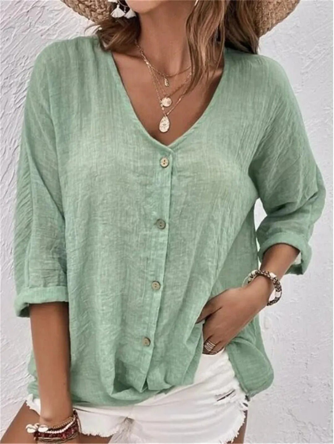 Liva – Bluse med V-hals og knapper