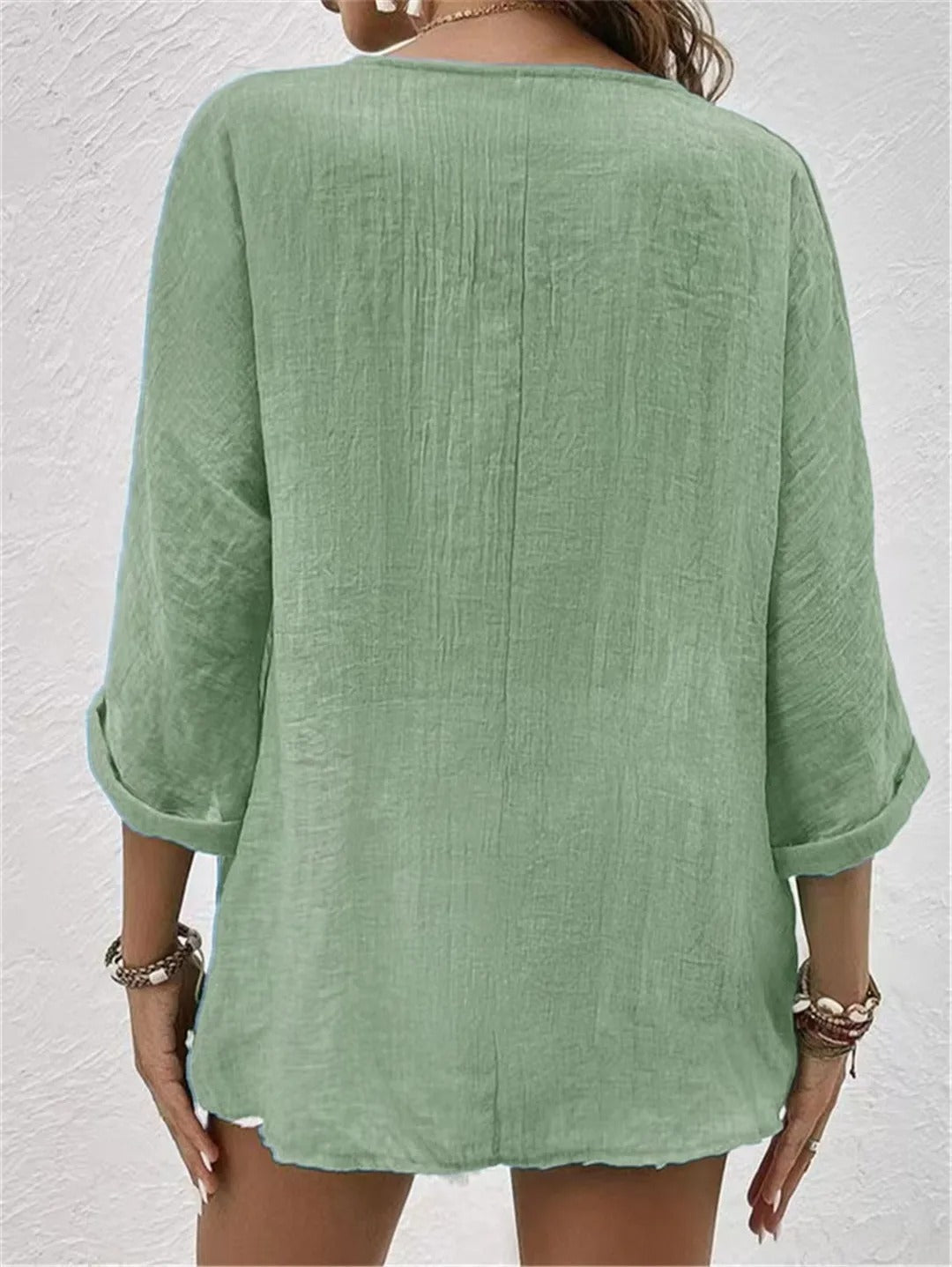 Liva – Bluse med V-hals og knapper